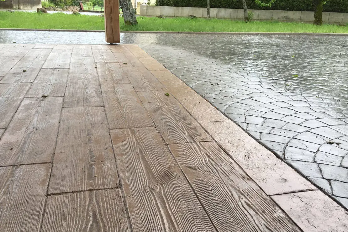 Hormigón impreso con apariencia de madera en la zona posterior de una vivienda.