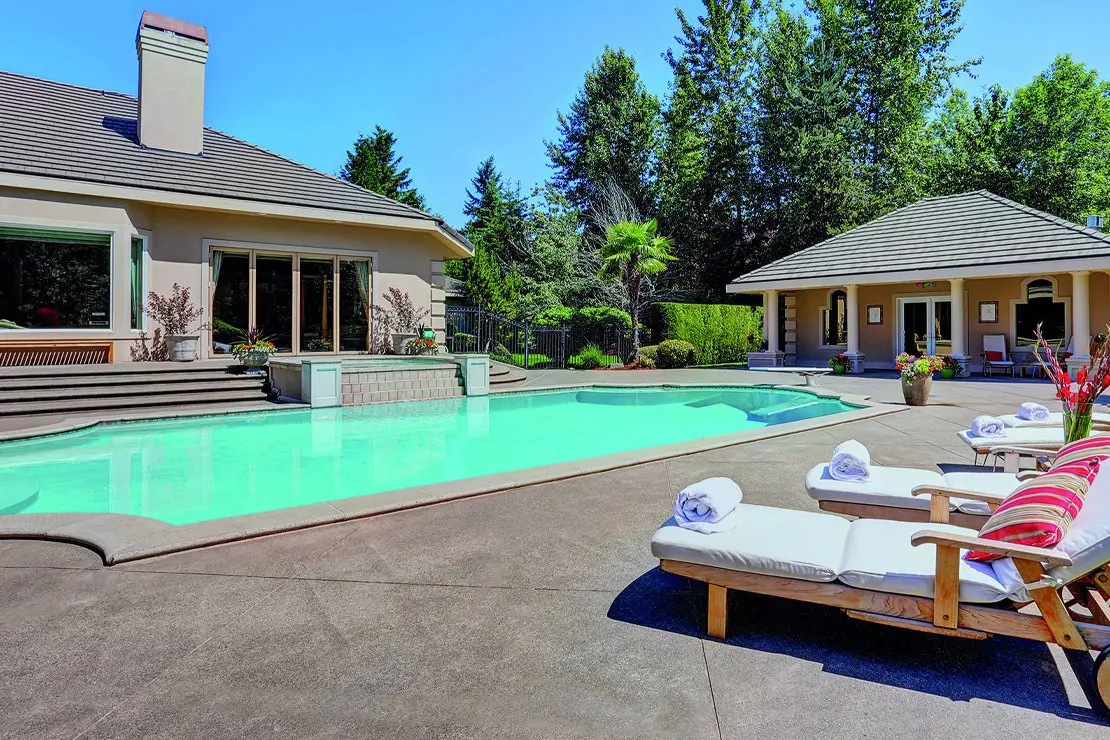Casa con impresionante piscina pavimentada con hormigón estampado Casa con impresionante piscina pavimentada con hormigón estampado